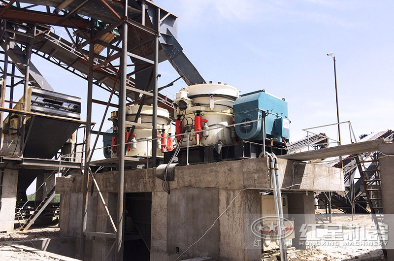 桐柏現場兩臺多缸液壓圓錐破