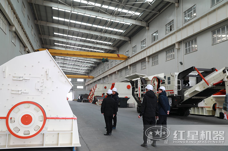 客戶一行來廠參觀新型重錘式破碎機(jī)