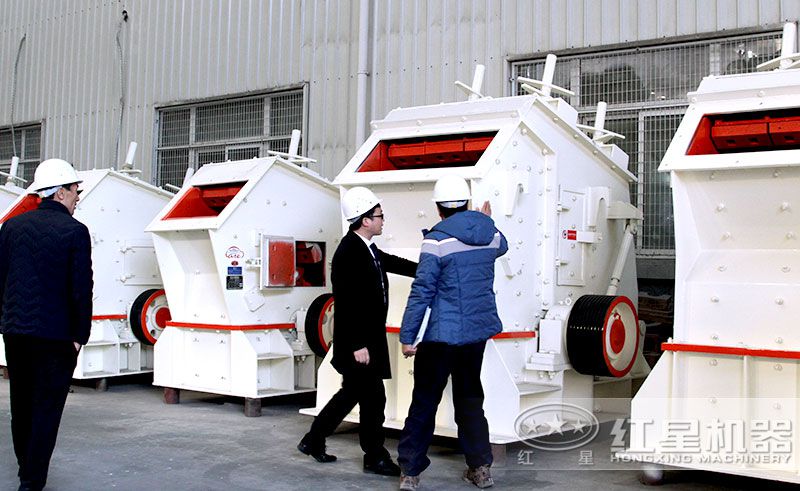 客戶來廠參觀購買紅星可移動式1320反擊破碎機