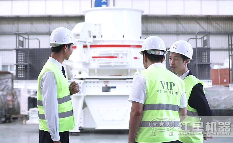 紅星工程師為客戶講解節能型制砂機設備