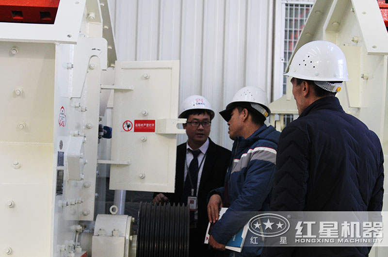 客戶來廠考察反擊破碎機 客戶來廠考察反擊破碎機