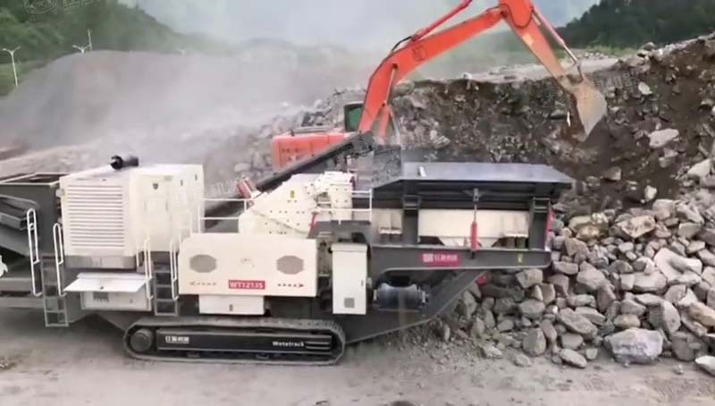 履帶移動反擊式破碎機現場視頻