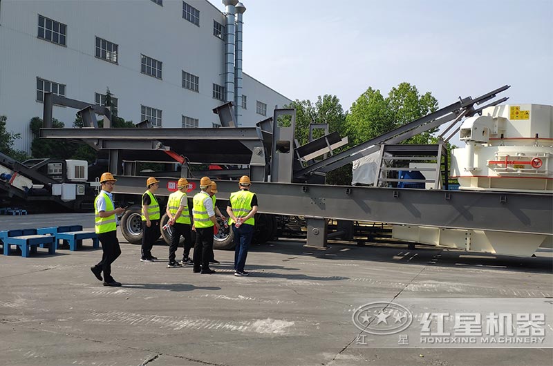 客戶來廠考察移動破石機