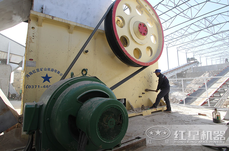大型鄂式破碎機現場
