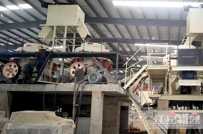 山東石灰?guī)r制砂現(xiàn)場圓錐破碎機實拍