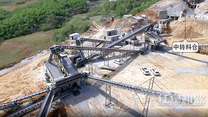 大型機(jī)制砂現(xiàn)場中轉(zhuǎn)料倉實(shí)拍