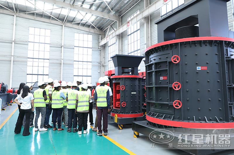 客戶來廠參觀復(fù)合式破碎機(jī)