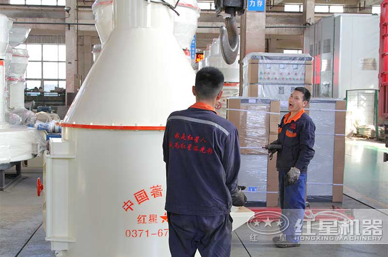 紅星工作人員準備吊機裝車