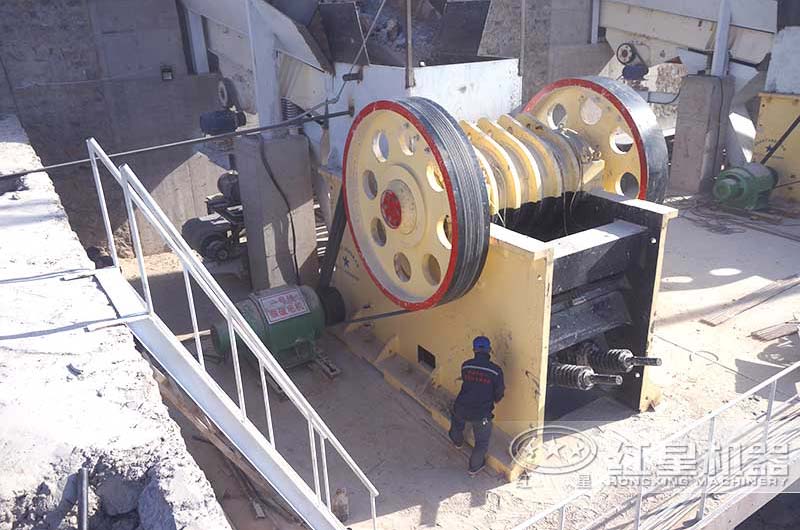 PE1200x1500顎式破碎機