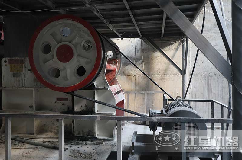 鄂式破碎機(jī)現(xiàn)場(chǎng)