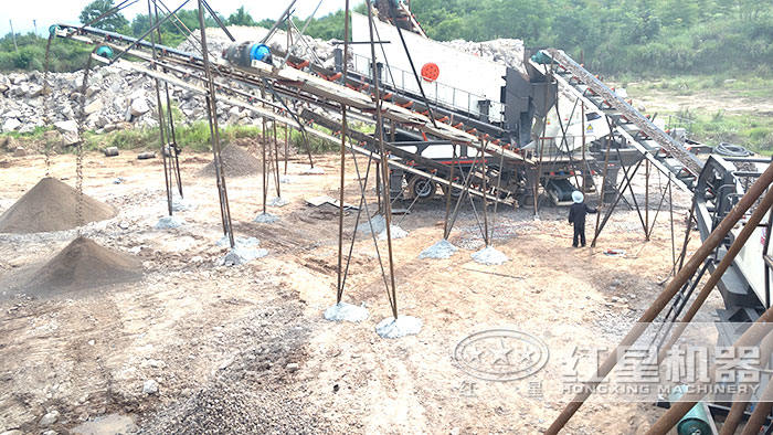 紅星機(jī)器移動(dòng)式破碎站客戶現(xiàn)場(chǎng)
