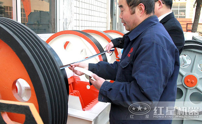 工人在仔細(xì)測(cè)量核對(duì)設(shè)備