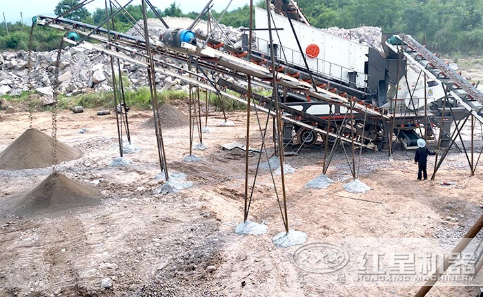 車載流動式磕石機工作現場