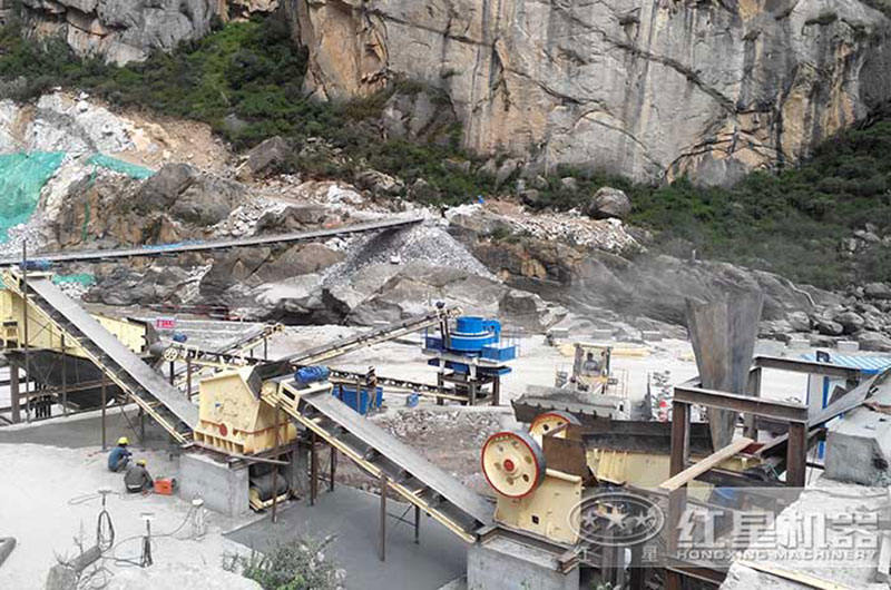福建石灰石破碎生產(chǎn)線現(xiàn)場(chǎng)