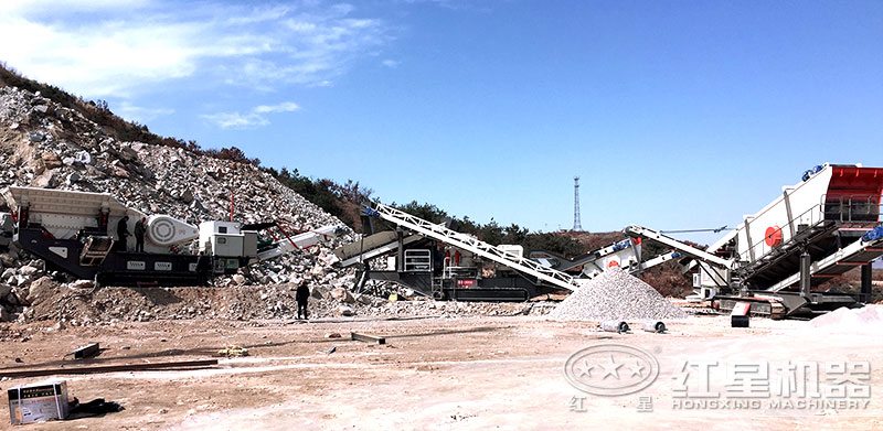 2臺履帶流動碎石機加工石料現場