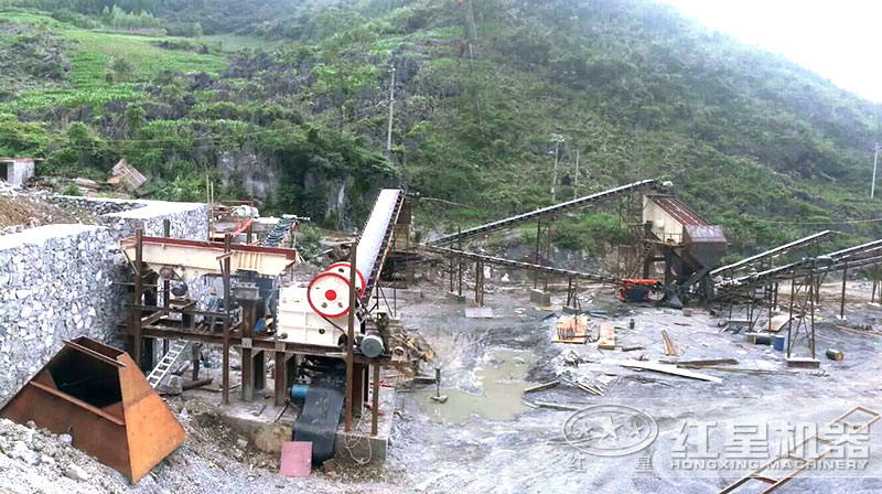 小型顎式粉碎機(jī)客戶現(xiàn)場二