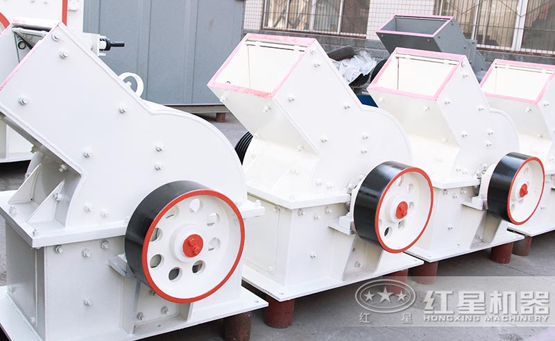 錘式碎石機外形簡單，小巧