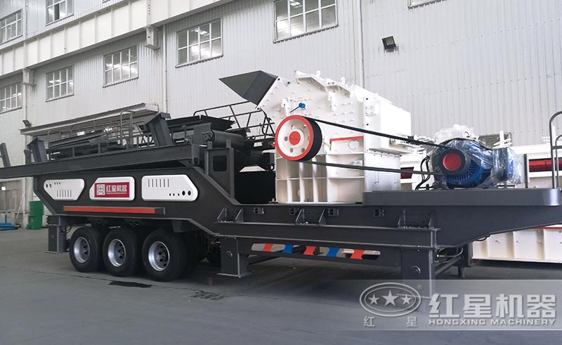 移動式碎石機有輪胎，移動起來比較方便