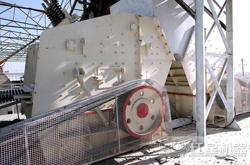 反擊式破碎機現(xiàn)場