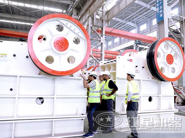 客戶前來參觀考察顎式破碎機設備