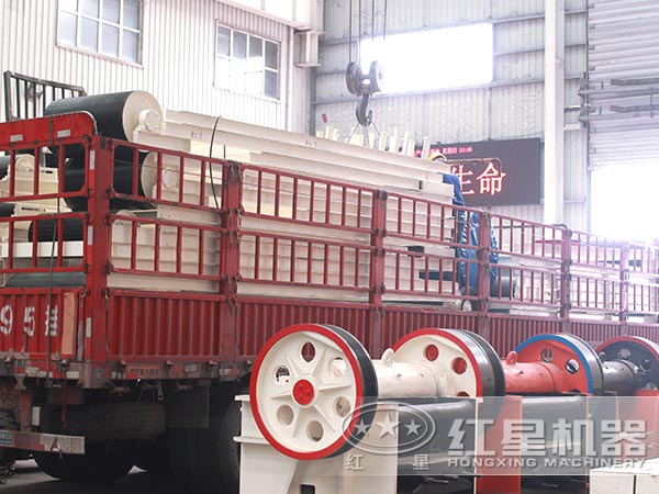 紅星皮帶輸送機正發往客戶現場