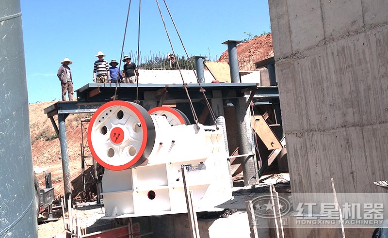 顎式破石機(jī)現(xiàn)場安裝中