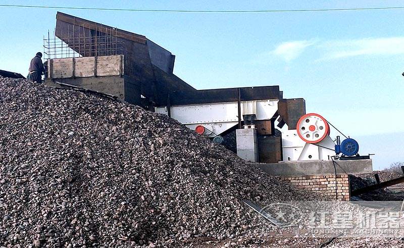 顎式破石機(jī)工作現(xiàn)場