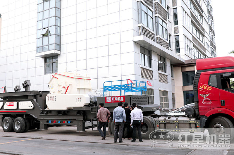移動1315反擊式破碎機紅星機器發貨現場