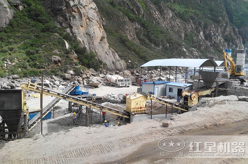 礦山破碎生產(chǎn)線現(xiàn)場