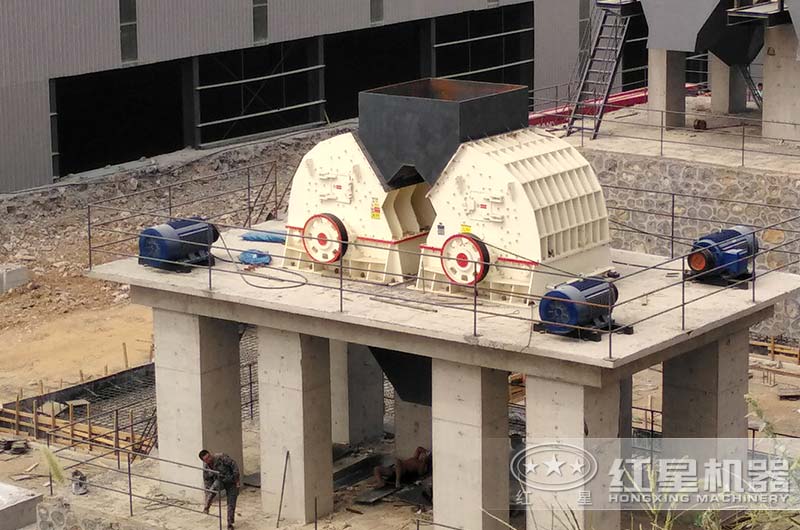 重錘式破碎機生產(chǎn)現(xiàn)場