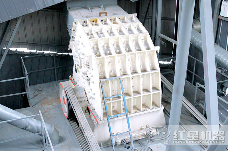 多錘頭破碎機作業中