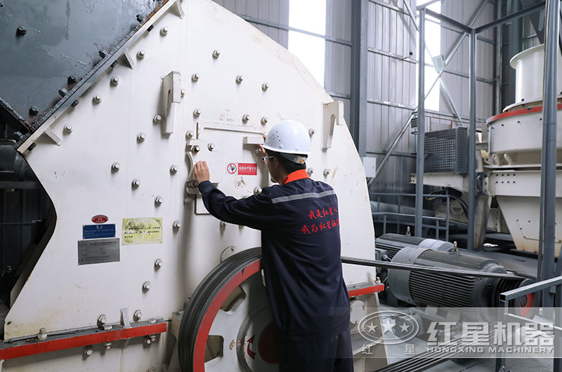 紅星機器錘式破碎機生產現場