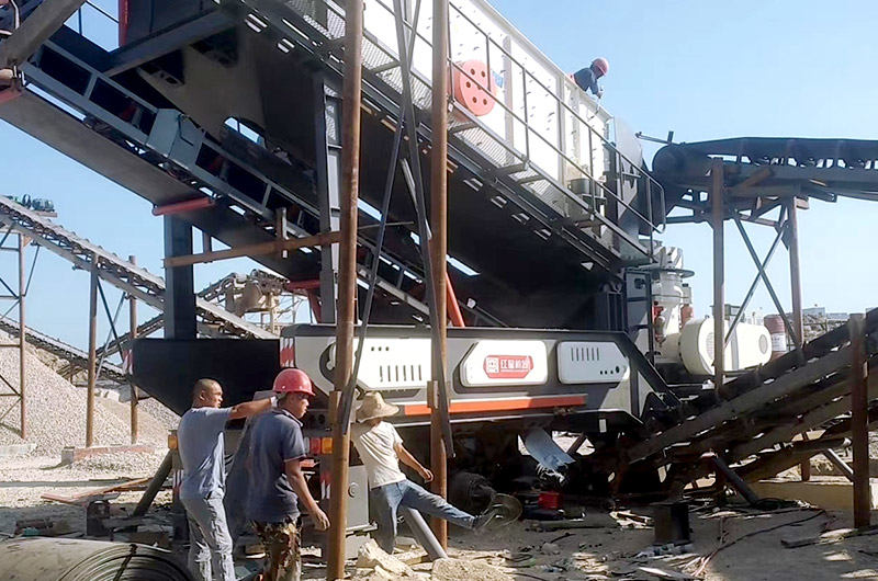 輪胎移動(dòng)篩分機(jī)安裝現(xiàn)場(chǎng)