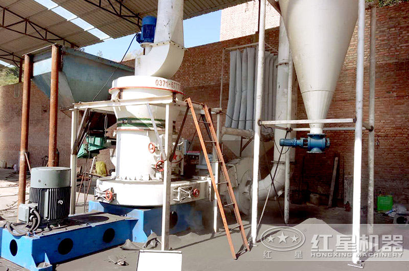 炭黑磨粉機作業中