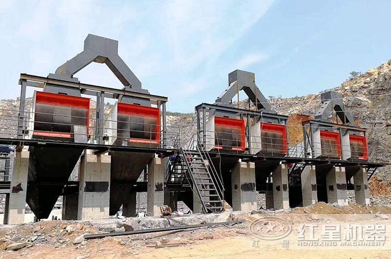 大型砂石生產(chǎn)線篩分機(jī)作業(yè)現(xiàn)場