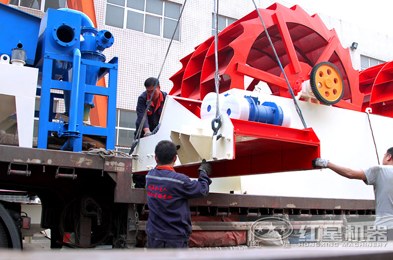 紅星師傅正在為客戶(hù)的洗砂設(shè)備裝車(chē)準(zhǔn)備發(fā)貨