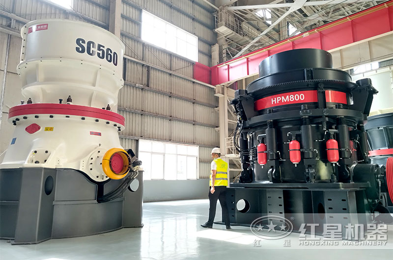 客戶來(lái)廠參考大型圓錐碎石機(jī)