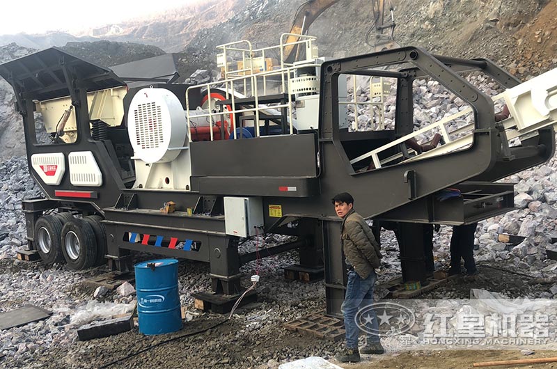 移動式破碎機處理建筑垃圾現場