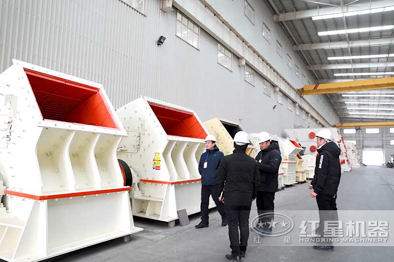 客戶來廠考察錘式破碎機