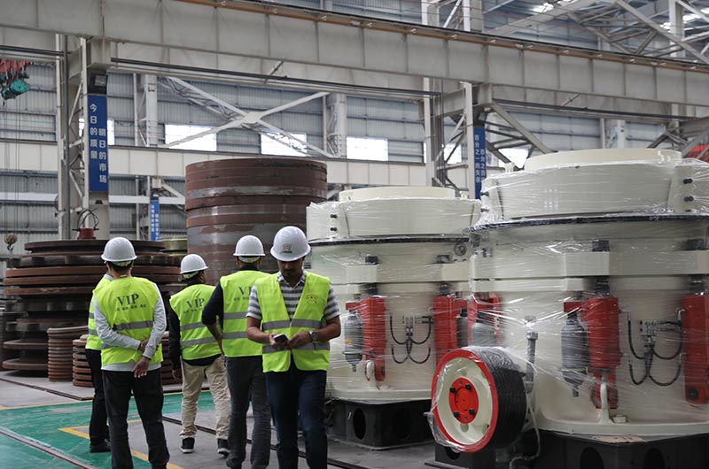 客戶來廠考察玄武巖破碎設備