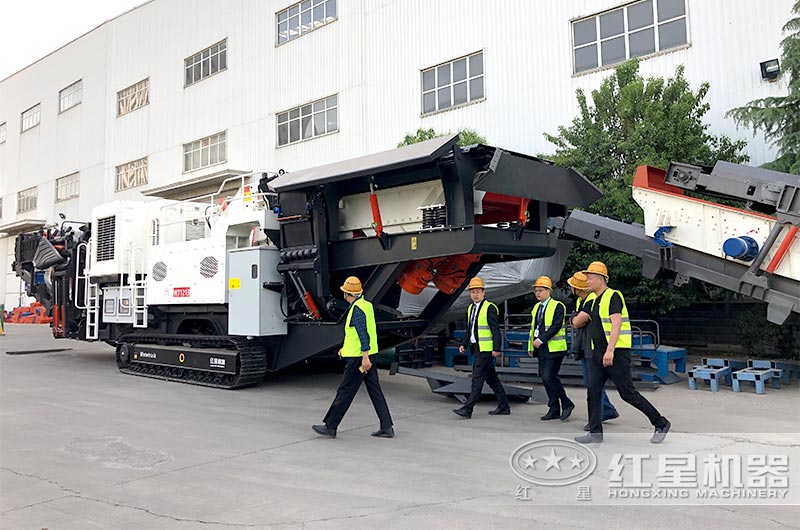 客戶來(lái)廠考察帶發(fā)電機(jī)移動(dòng)式碎石機(jī)設(shè)備