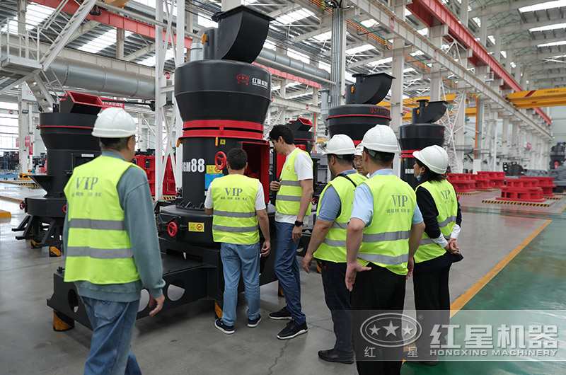 客戶(hù)來(lái)廠選購(gòu)磨粉機(jī)