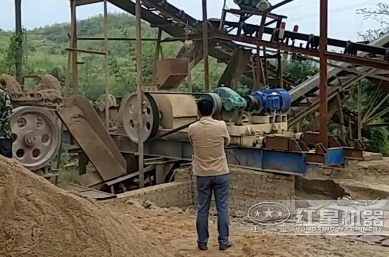 對輥破碎河卵石制砂現場