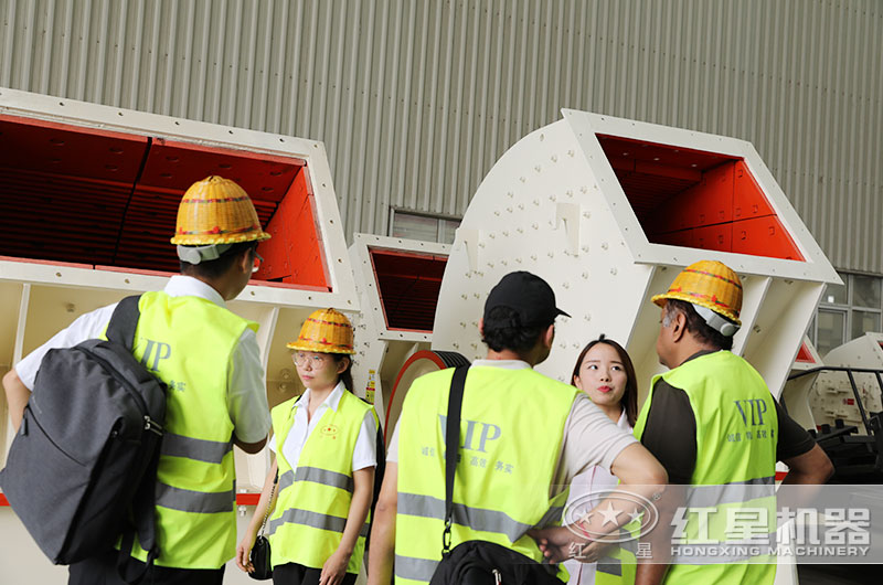 客戶來廠考察玻璃瓶破碎機設備