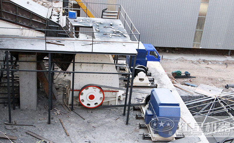 常用巖石粉碎錘式破碎機