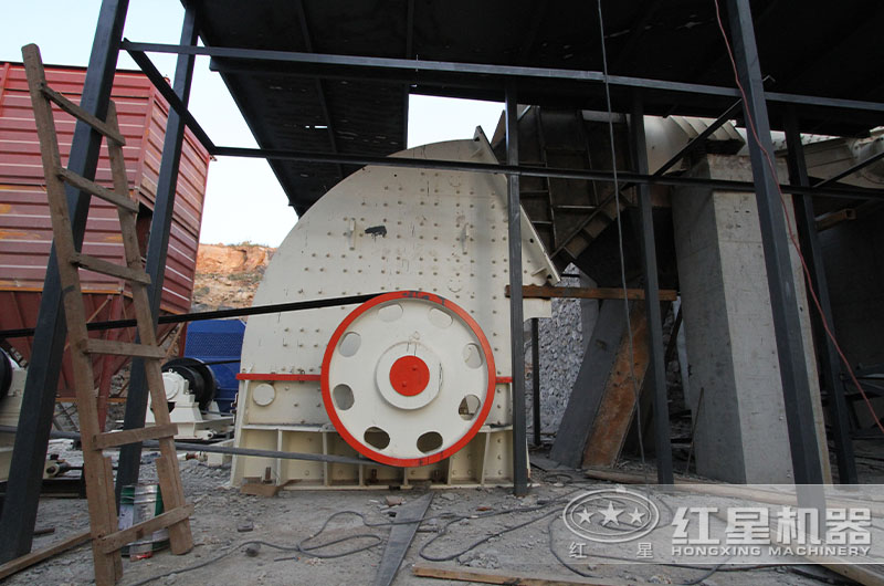 重錘式粉碎機(jī)作業(yè)現(xiàn)場