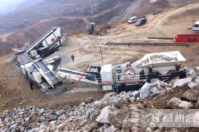 硬石頭移動顎式粉碎機(jī)作業(yè)現(xiàn)場