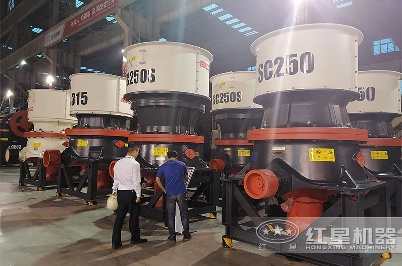 客戶(hù)考察圓錐破碎機(jī)設(shè)備