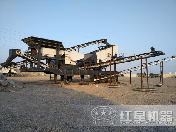 1100tph移動式顎式破碎站現(xiàn)場圖