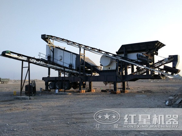 新款小型移動(dòng)式破碎機(jī)現(xiàn)場圖